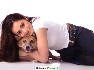 rani_mujherjee_with_dog_bollywood_mobile_wallpaper.jpg